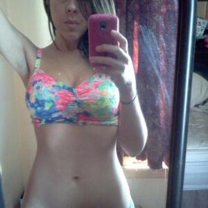 Beurette mince en rut à Melun appelle ta queue Amina - rencontre-Teen-Melun